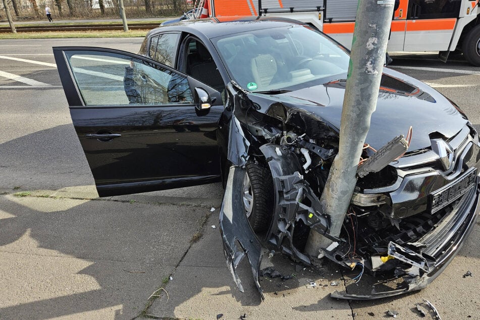 Laster befördert Auto gegen Mast: Mindestens ein Verletzter bei Unfall in Leipzig