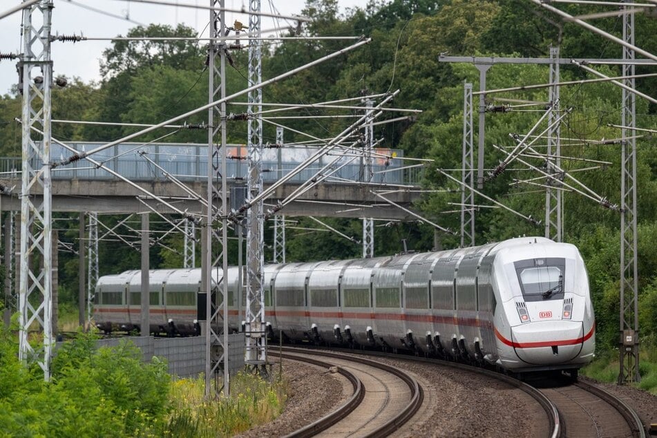 Die Männer beleidigten und belästigten andere Fahrgäste im Intercity. (Symbolbild)
