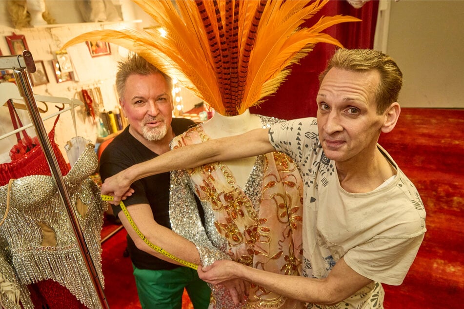 Carte-Blanche-Ensemblemitglied Christian Kern (r.) hat für Holger extra ein neues Glitzerkleid angefertigt.