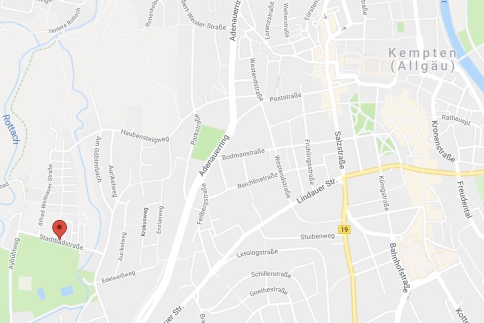 Der Fahrer hielt den Bus kurz in der Stadtbadstraße an, um dem Fahrgast zu helfen und wurde dort von ihm attackiert.