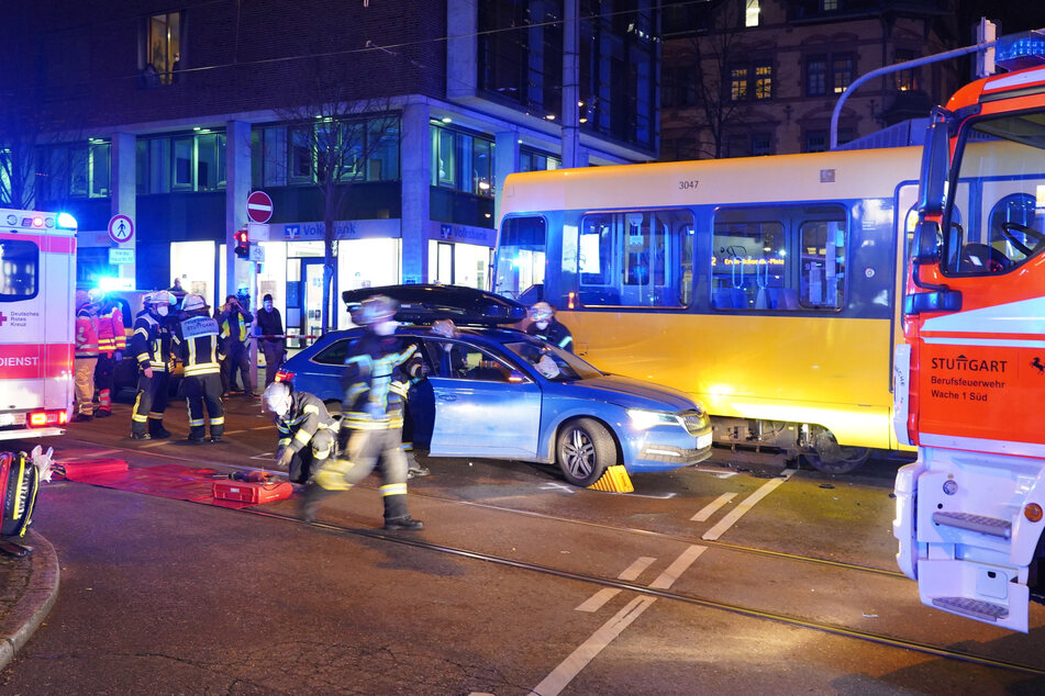 Stadtbahn und Auto krachen zusammen: 38-Jährige schwer verletzt