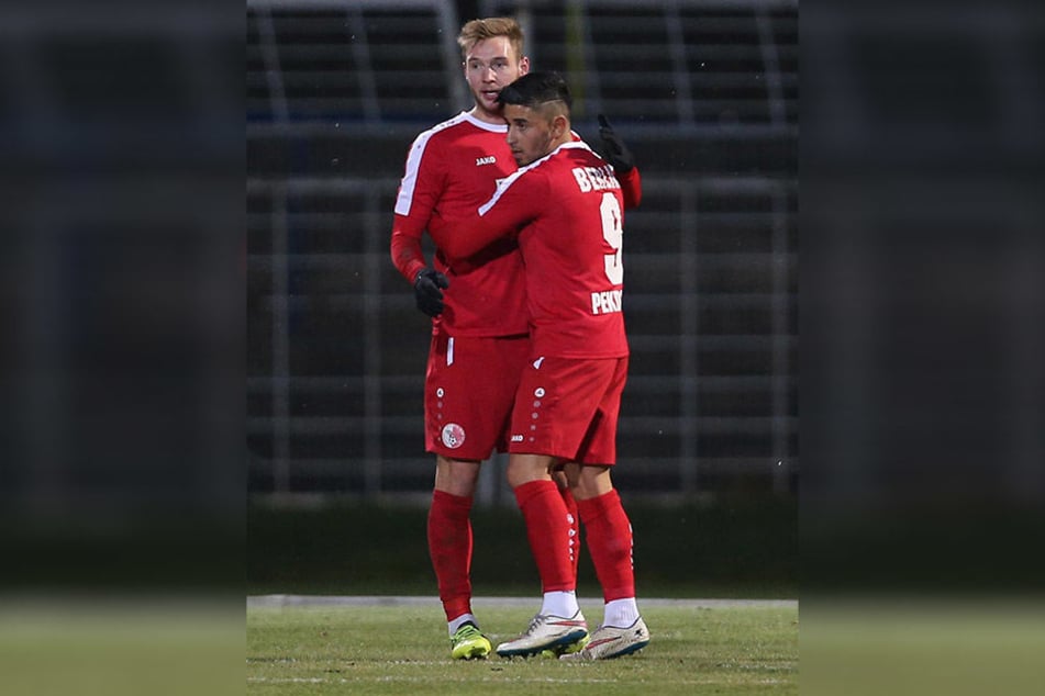 Ausgerechnet Ex-Lok-Spieler Felix Brügmann (l., mit Ozan Pekdemir) erzielte das 1:1 für seinen neuen Verein Berliner AK.