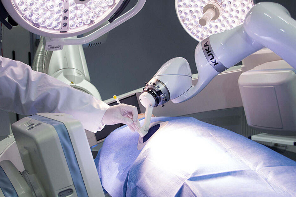 Mit einem Roboterarm wird eine Biopsie durchgeführt.