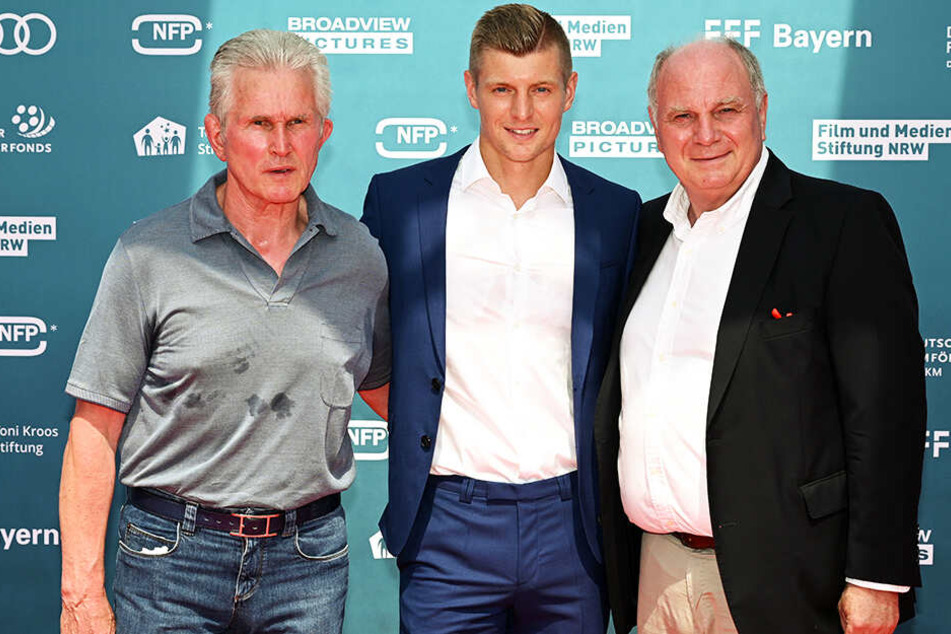 Bayern-Präsident Uli Hoeneß (r.) mit Toni Kroos (M.) und Jupp Heynckes bei der Weltpremiere von "Kroos".
