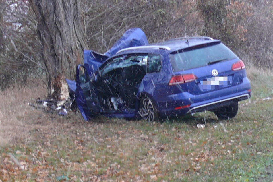 Der 27-Jährige krachte mit dem VW frontal gegen einen Baum und klemmte anschließend unter dem Lenkrad fest.