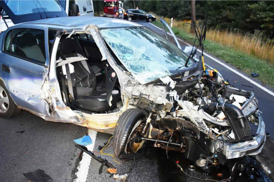 Der Opel wurde durch den Aufprall auf die Straße geschleudert und blieb in der Mitte der Fahrbahn liegen.