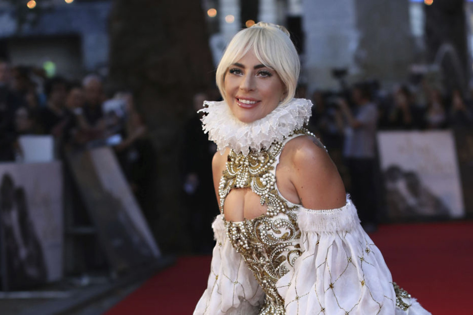 So kennen wir Lady Gaga eigentlich: Mit verrückten Outfits erregt sie die Aufmerksamkeit.
