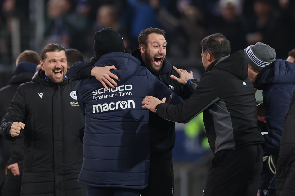 Das Trainerteam rund um Chefcoach Mitch kniat (M.) feierte am Dienstag den Einzug ins Viertelfinale des DFB-Pokals.