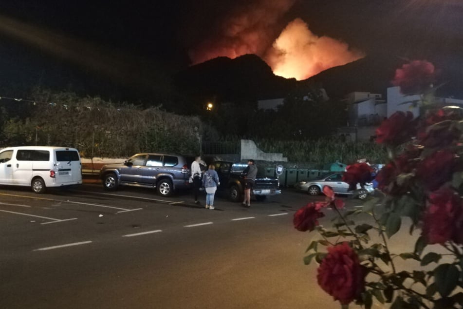 Der Brand war am Samstagabend nahe des Ortes Valleseco ausgebrochen und hatte sich schnell auf mehr als 400 Hektar ausgebreitet.