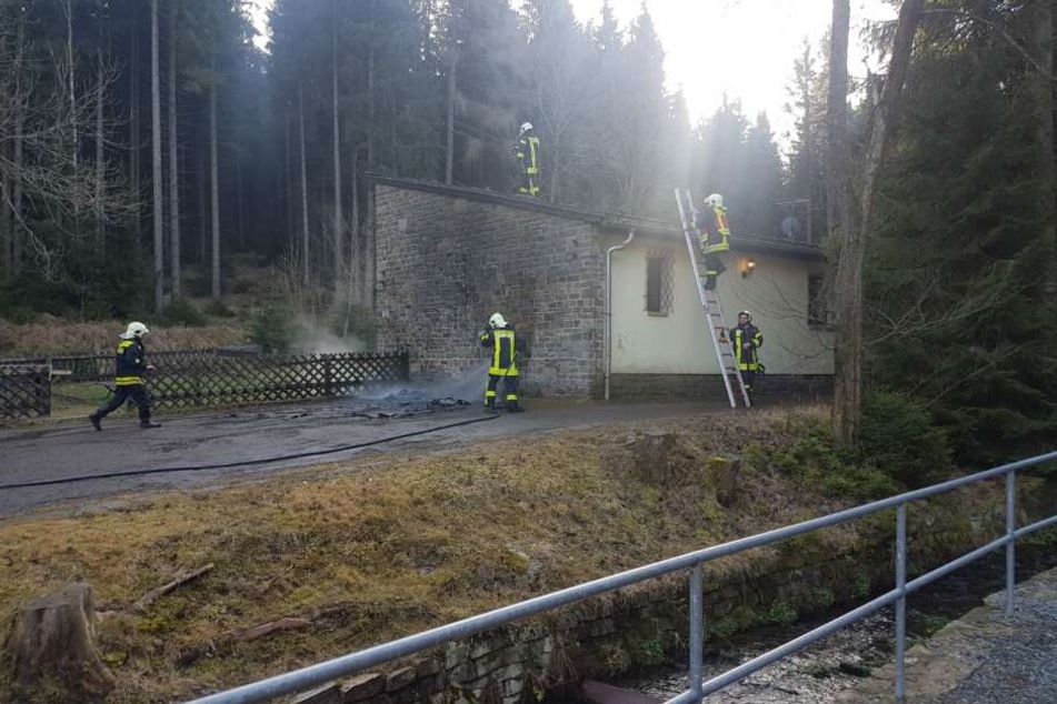 Feuerwehreinsatz in Neudorf: Zwei Container brannten völlig aus