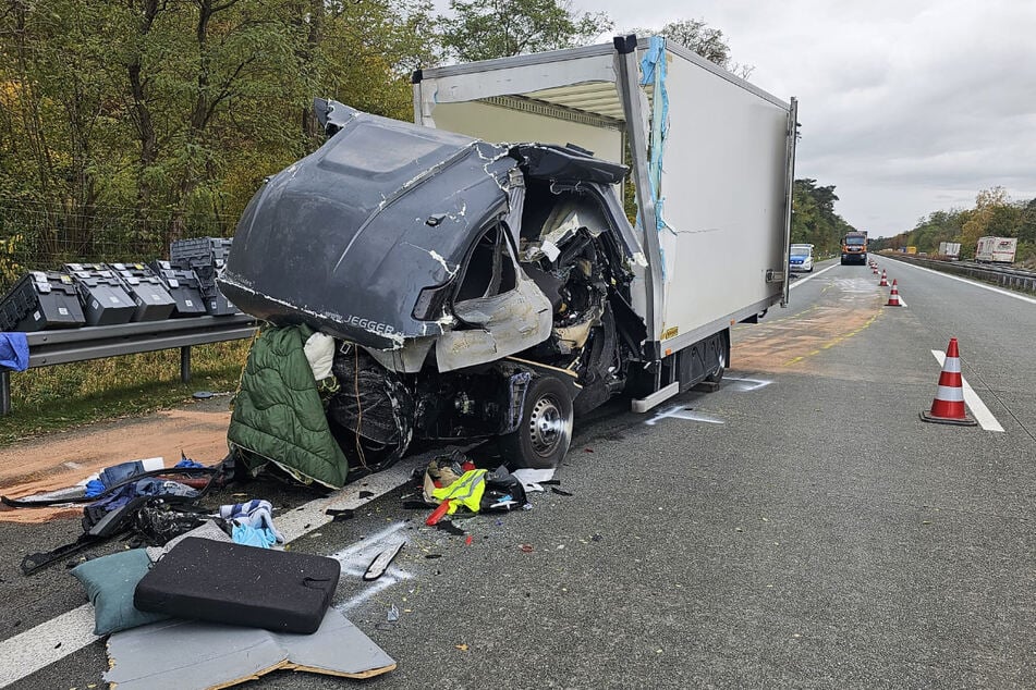 Unfall A12: Kleintransporter kracht in Lkw: Fahrer stirbt