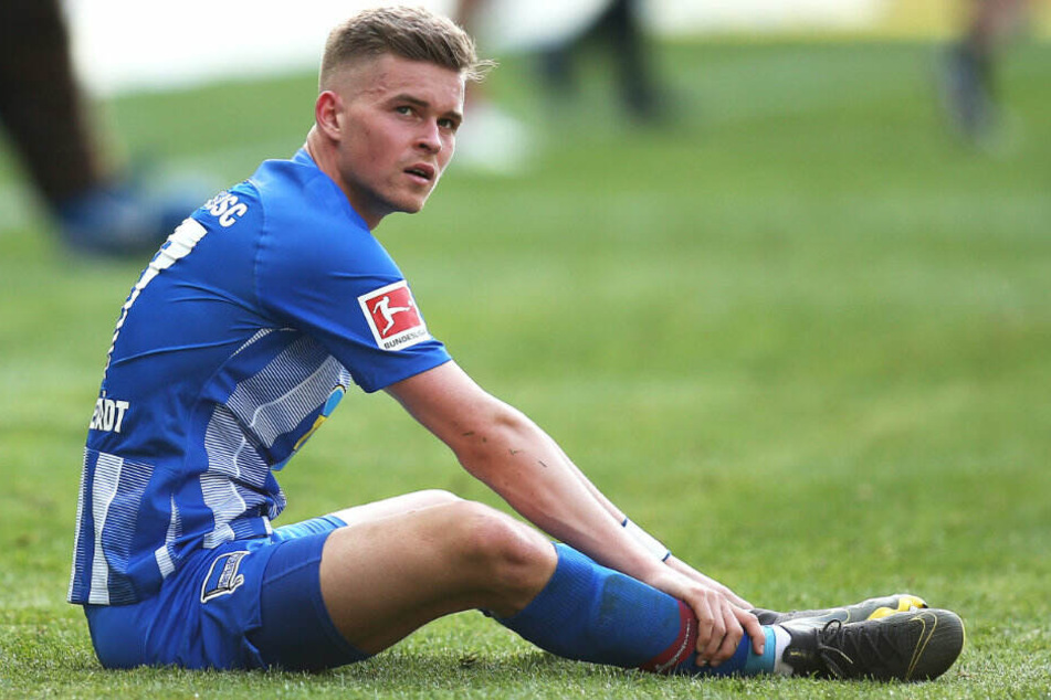 Maximilian Mittelstädt sitzt nach dem Schlusspfiff auf dem Spielfeld.