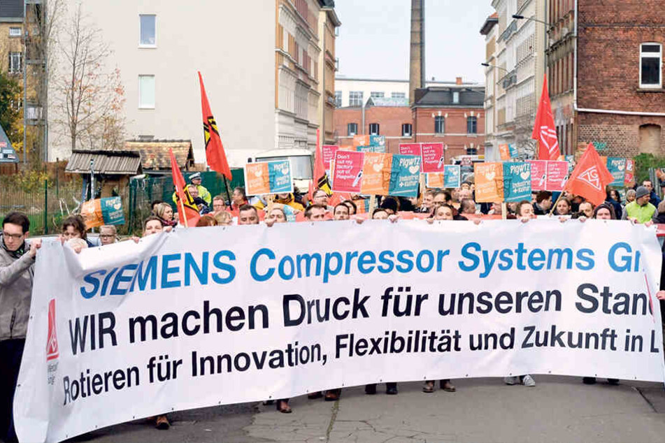 Noch im November hatten die Leipziger Siemens-Werker vor ihrem betrieb gegen die drohende Schließung demonstriert.