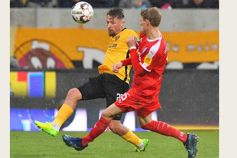 Patrick Ebert (l.) würde gern gegen Hochkaräter wie Bayern oder Dortmund spielen. Doch stattdessen muss sich der 31-Jährige mit Kiel zufrieden geben, wie hier im Duell mit Johannes van den Bergh.