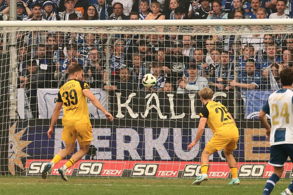 David Kubatta (21, l.) lenkt den Ball unglücklich ins Tor. Das späte 1:1 für Bielefeld bedeutet, dass Dynamo den Aufstieg vertagen muss.