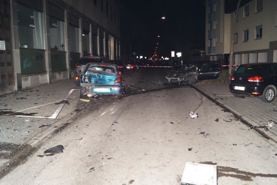 Der 22-Jährige verlor komplett die Kontrolle über sein Auto und demolierte mehrere Autos.