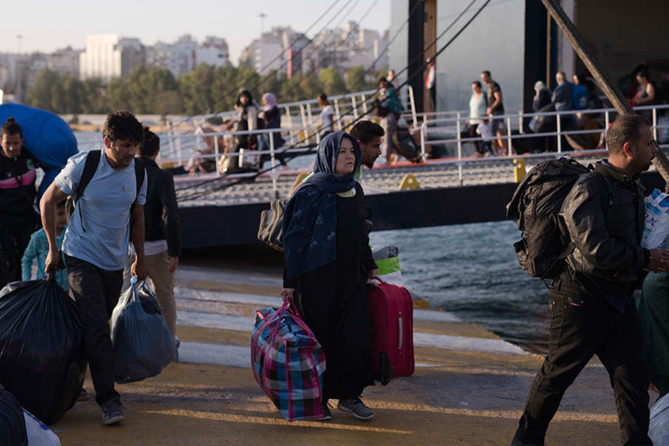 Noch immer strömen Dutzende Flüchtlinge und andere Migranten auf die überfüllten Inseln der griechischen Ägäis.