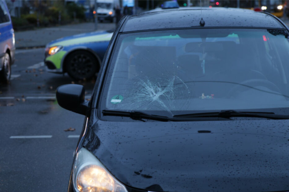 Die Windschutzscheibe wurde bei dem Unfall eingedrückt.