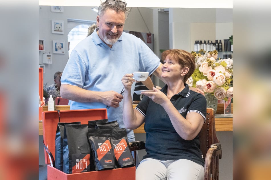 Figaro Holger Knievel serviert Rösterei-Chefin Ines Kreher (58) seinen "Maestro No. 1"-Kaffee.