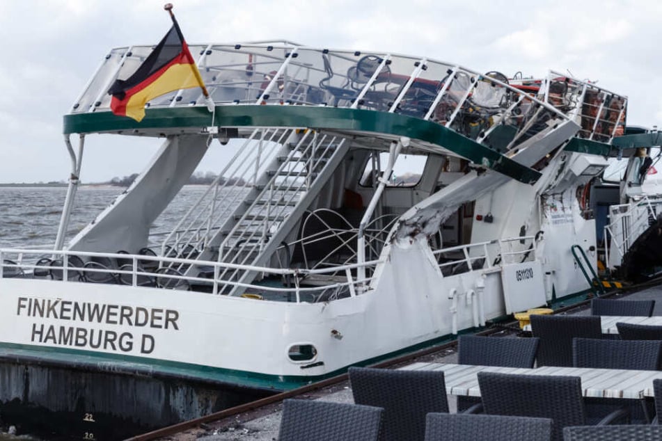 Die Fähre "Finkenwerder" steht stark beschädigt an einer Anlegestelle.
