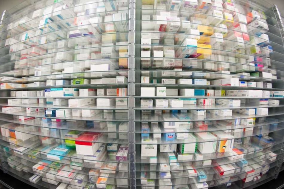 Medikamente liegen in den Regalen eines Kommissionierautomaten einer Apotheke.