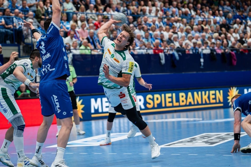 Leipzig Hinriksson beim Wurf aufs Tor.