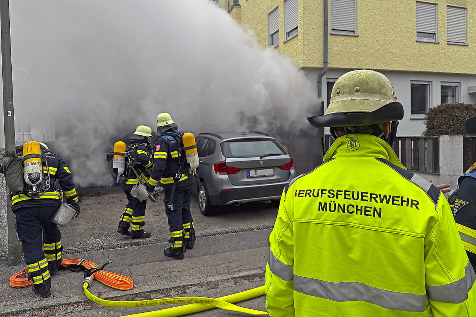 Dichter Rauch versperrte die Sicht auf drei Duplexgaragen.