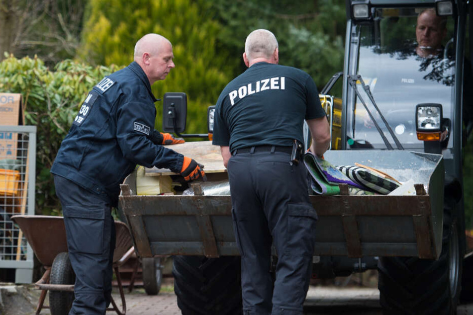 Bei der Durchsuchung auf dem Grundstück des mutmaßlichen Serienmörders stellen die Polizisten zahlreiche Gegenstände sicher. (Archivbild)
