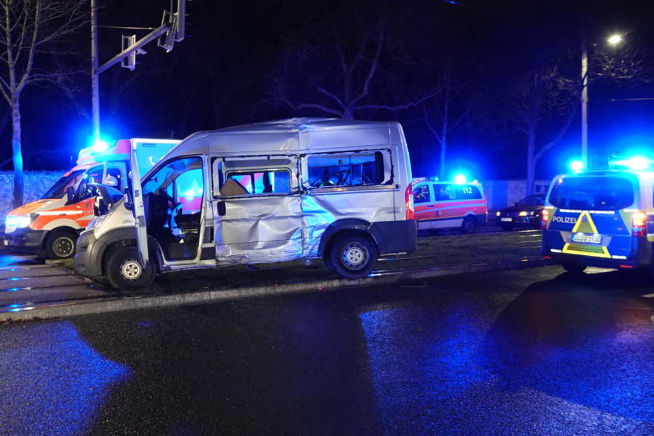 Schwer ramponiert steht der Fiat Ducato an der Prager Straße.