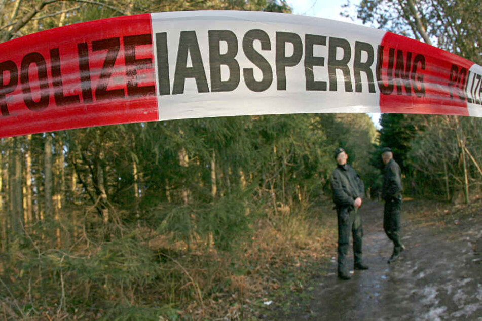Die Verdächtigen sollen die Frau nach dem Mord im Wald vergraben haben. (Symbolbild)