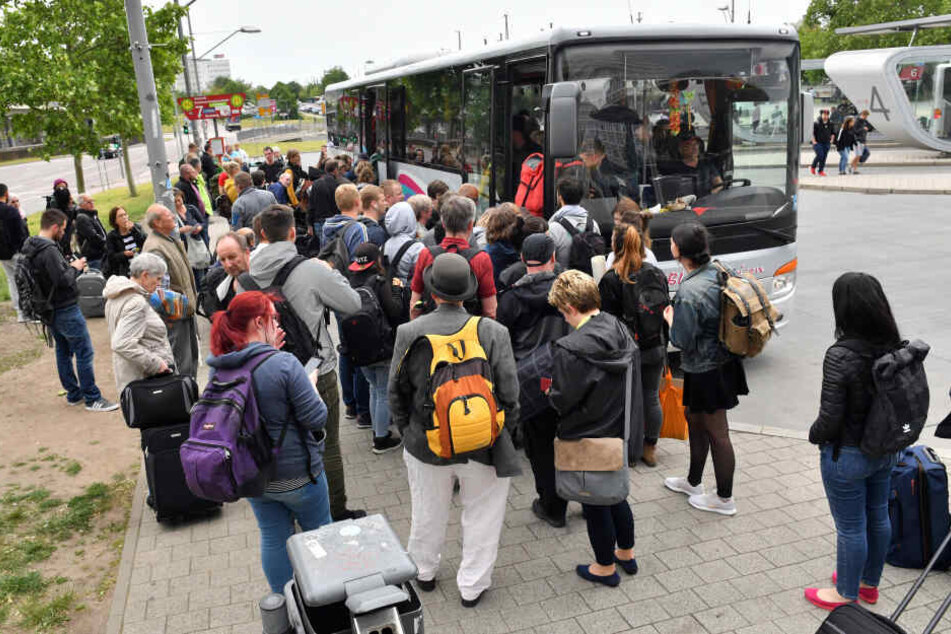 Den Pendlern stehen Ersatzbusse zur Verfügung.