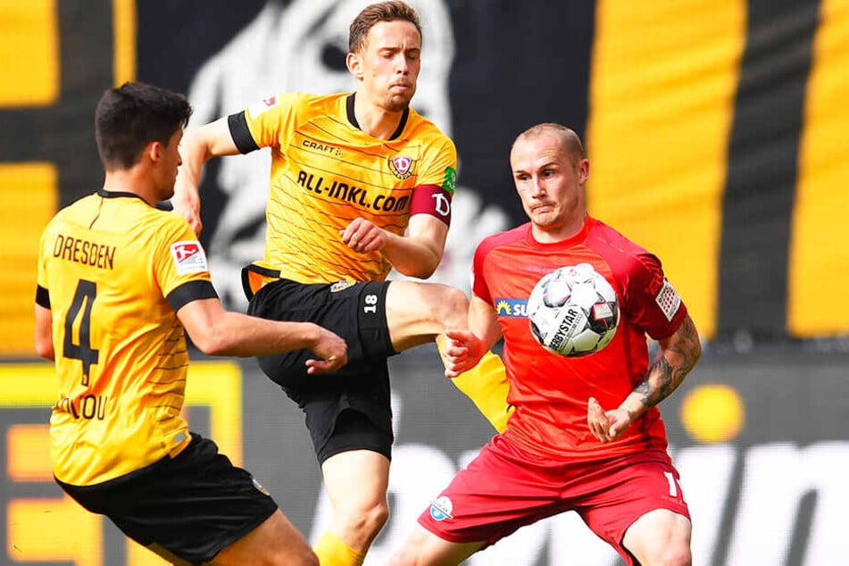 Augen zu und durch! Kapitän Jannik Müller (M.) klärt gemeinsam mit Jannis Nikolaou (l.) vor dem Paderborner Sven Michel.