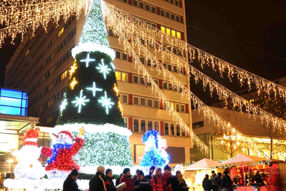Großangelegte Lichteffekte und Weihnachtsfiguren machen den Weihnachtsbummel zu einem besonders schönen Erlebnis.