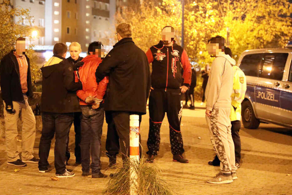 Die Polizei nahm mindestens einen Mann nach der Schlägerei vorläufig fest.