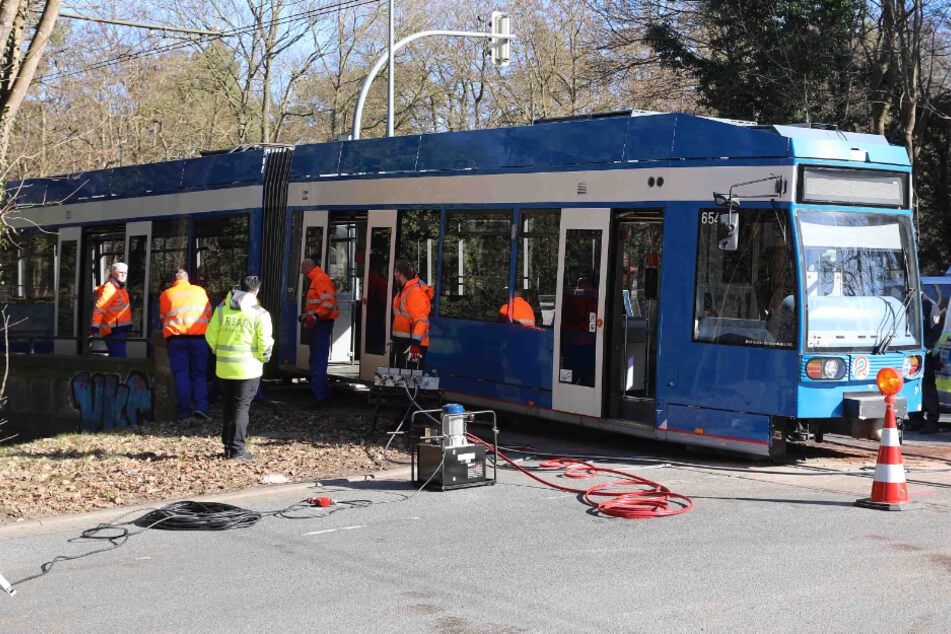 Straßenbahn entgleist nach Kollision mit Lastwagen