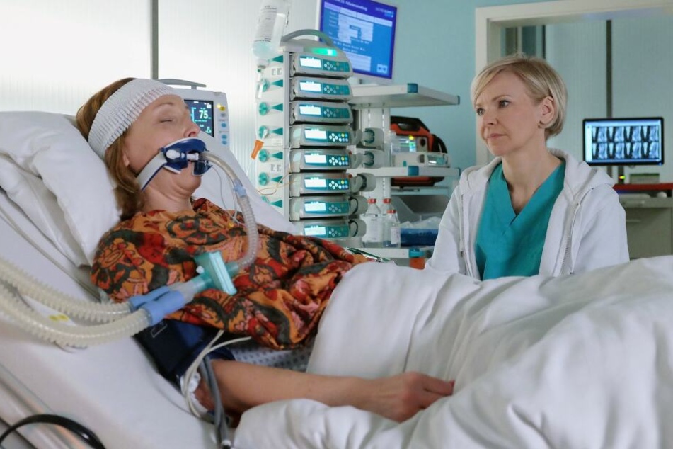 Tessa Kollwitz wurde von Dr. Kathrin Globisch in Form einer Schmerztherapie ins künstliche Koma versetzt. Darin bekommt sie eine Lungenentzündung.