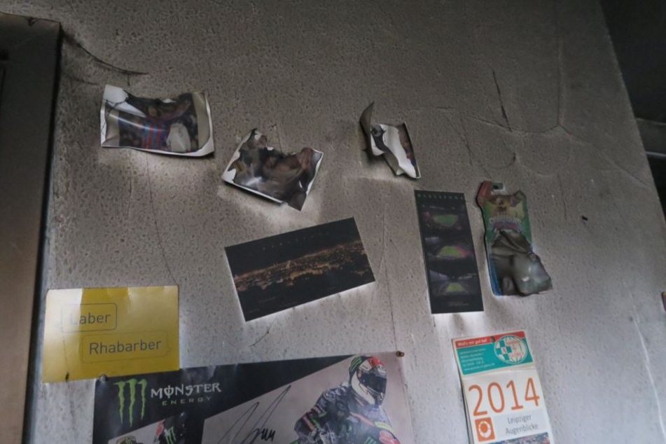 Auch die eigentlich weißen Wände im angrenzenden Wohnzimmer sind komplett schwarz, Bilder hängen halb zerschmolzen nach unten.