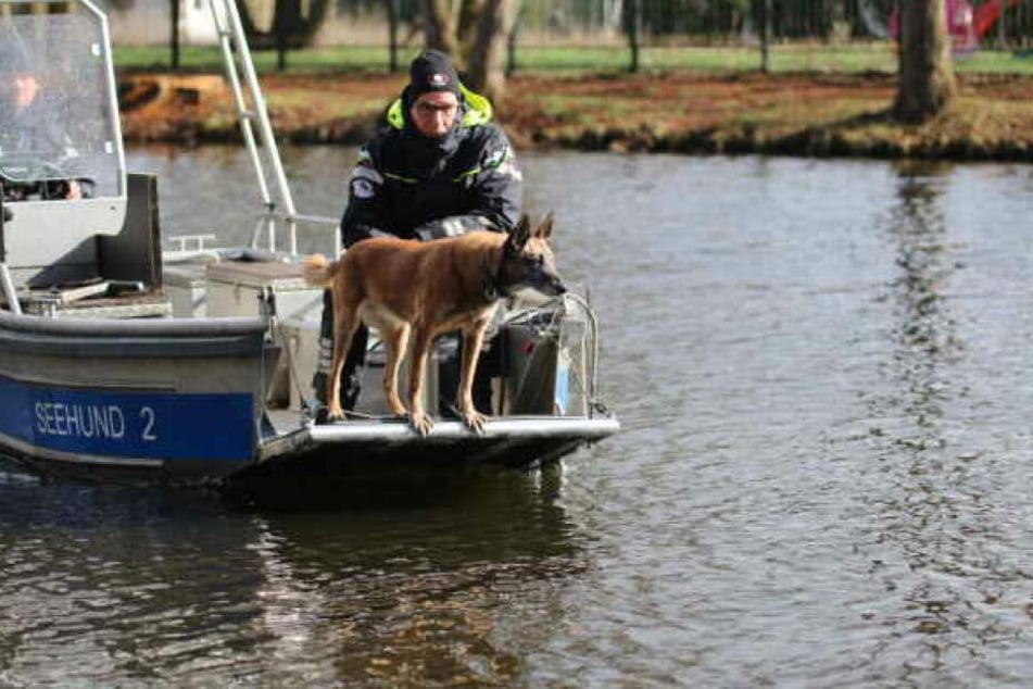Die Polizei sucht auf einem Brandenburger See nach Rebecca.