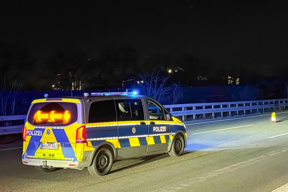 Zwei der drei Fahrspuren der A42 in Richtung Dortmund mussten für die Dauer der Unfallaufnahme am Montagabend gesperrt werden.