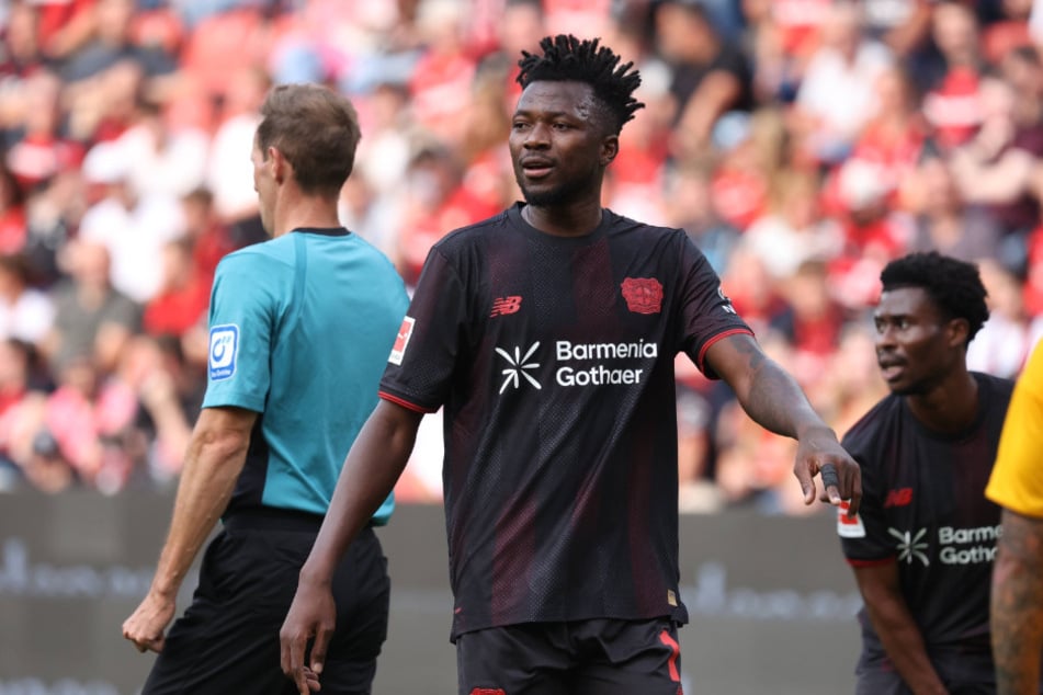 Durch den Geheim-Kick in Leverkusen darf Edmond Tapsoba (26) am Freitagabend beim FC Chelsea auflaufen.