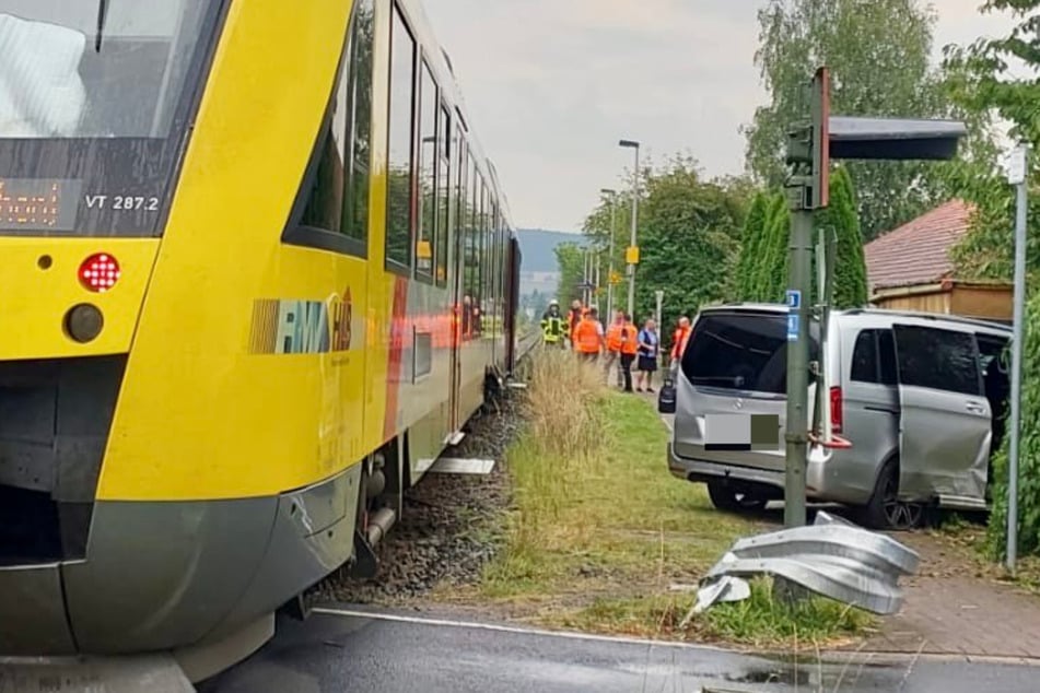 Zwei Fahrgäste des Zuges erlitten zudem einen Schock.