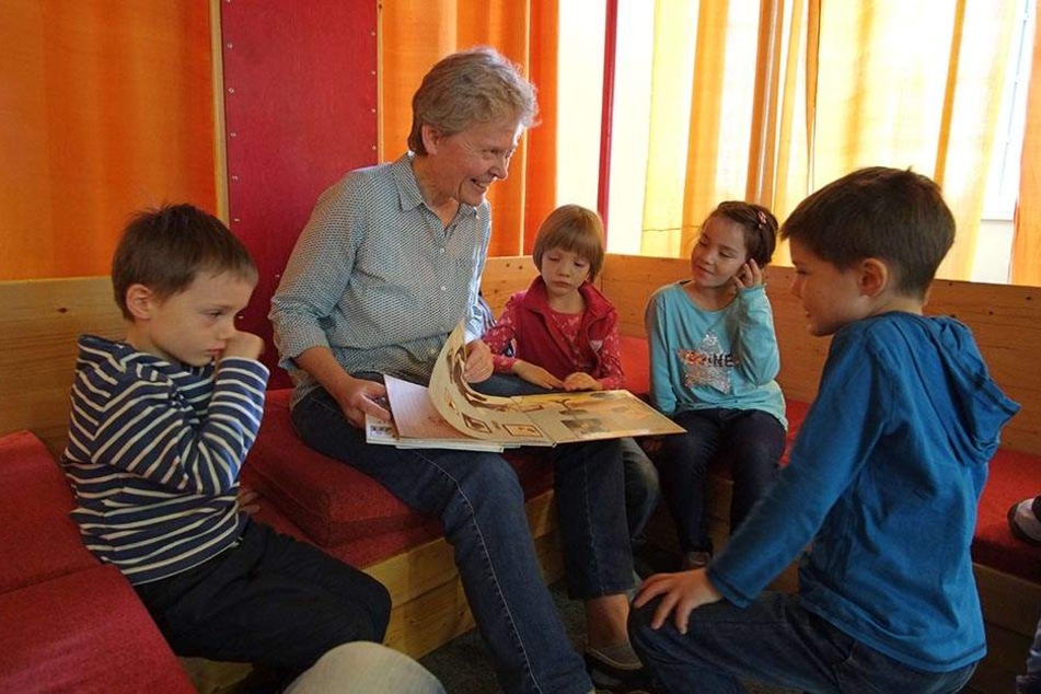 Vorlesestunde! Lesepatin Ute Kleinwächter liest für Theo (6, l.), Shinee (6), Helene (4) und Albrecht (4, v.l.n.r.) in der Stadtbibliothek.