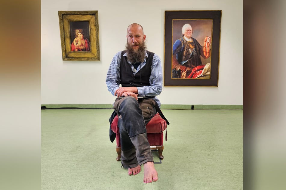 Stadtrat Max Aschenbach (40, Die Partei) ist Satiriker und Künstler, lädt zu seiner Ausstellung ins Rathaus ein.