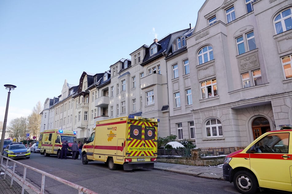In diesem Mehrfamilienhaus in der Ernst-Heilmann-Straße spielten sich am Dienstagabend dramatische Szenen ab. Eine Frau wurde niedergestochen und lebensgefährlich verletzt. Inzwischen ist sie außer Lebensgefahr.