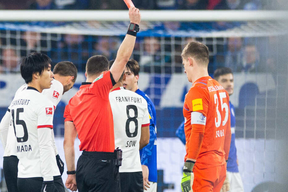 Sah von Schiedsrichter Felix Zwayer den roten Karton: Alexander Nübel.