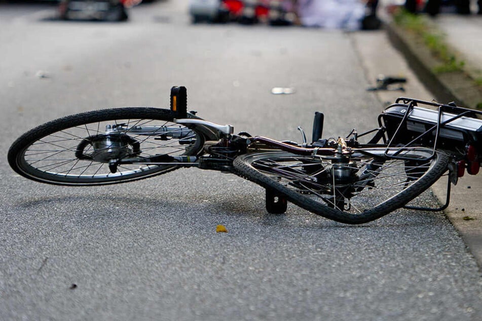 Die Radfahrerin war mit einem Mercedes-Transporter zusammengestoßen. (Symbolbild)