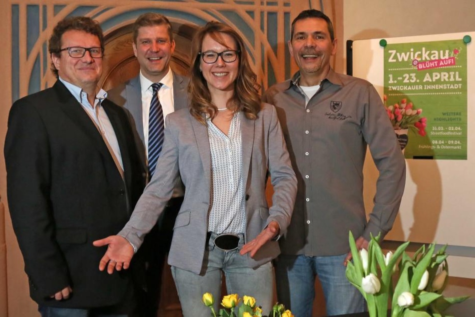 Die Initiatoren (v.l.): Alexander Kopfe (Streetfood Festival), Jens Preißler
(Manager Arkaden), Anne Klüglich (Stadt-Managerin) und Matthias Rose (Kultour
Z).
Stadt-Managerin Anne Klüglich inmitten von Frühblühern. Tausende davon werden
zur Akti