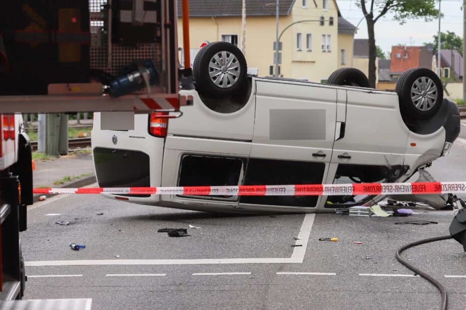 Der VW T5 blieb nach dem Unfall auf dem Dach liegen.