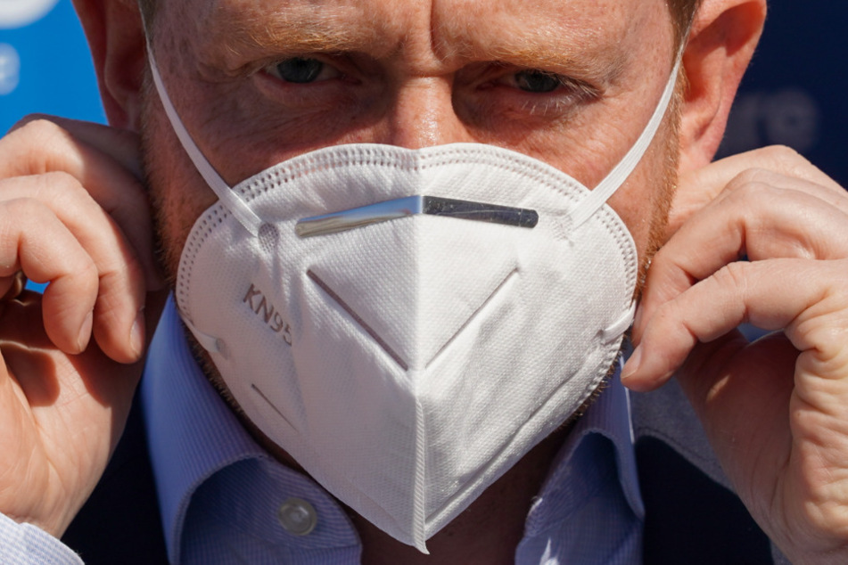 Sachsens Ministerpräsident Michael Kretschmer mit einem Mundschutz.
