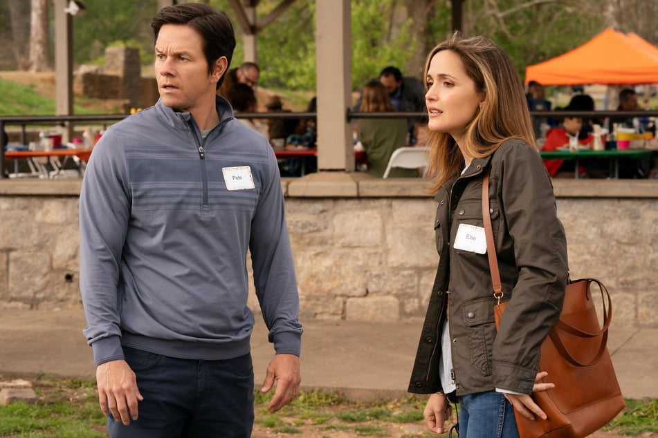 Pete (Mark Wahlberg, 53, l.) und Ellie (Rose Byrne, 45) wollen eine Familie sein und ein Kind adoptieren.